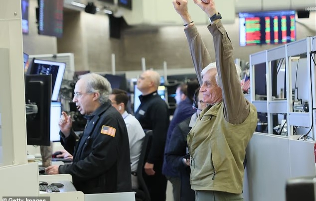 Aktivitas Trader di lantai bursa pada Jumat setelah Mahkamah Agung Amerika Serikat menolak kebijakan tarif luas yang diberlakukan Presiden Donald Trump.