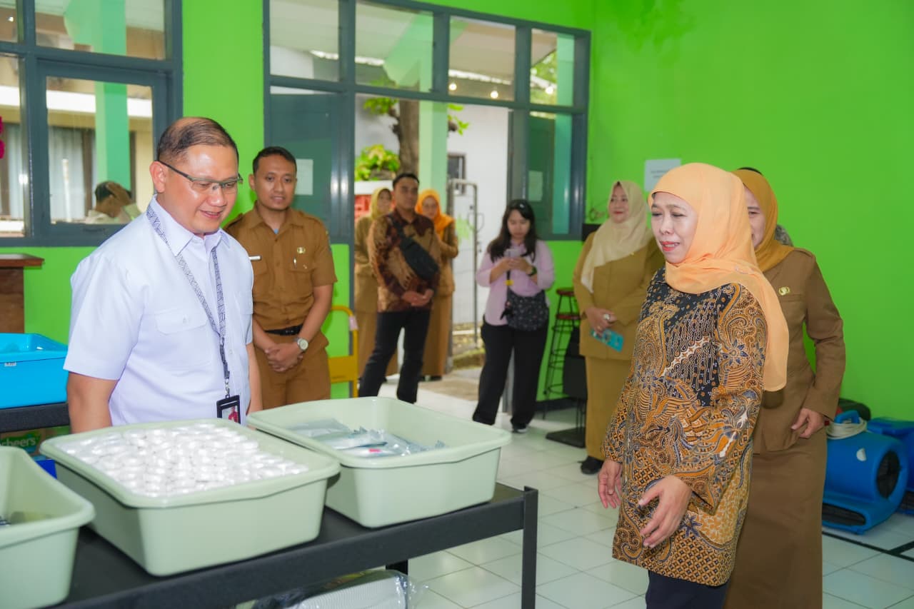 PEMBANGUNAN: Kepala Dindik Jatim Aries Agung Paewai dan Gubernur Jatim Khofifah saat melihat langsung fasilitas sekolah. Saat ini Pemprov prioritaskan pendidikan berdampak. (IST/RADAR SURABAYA)
