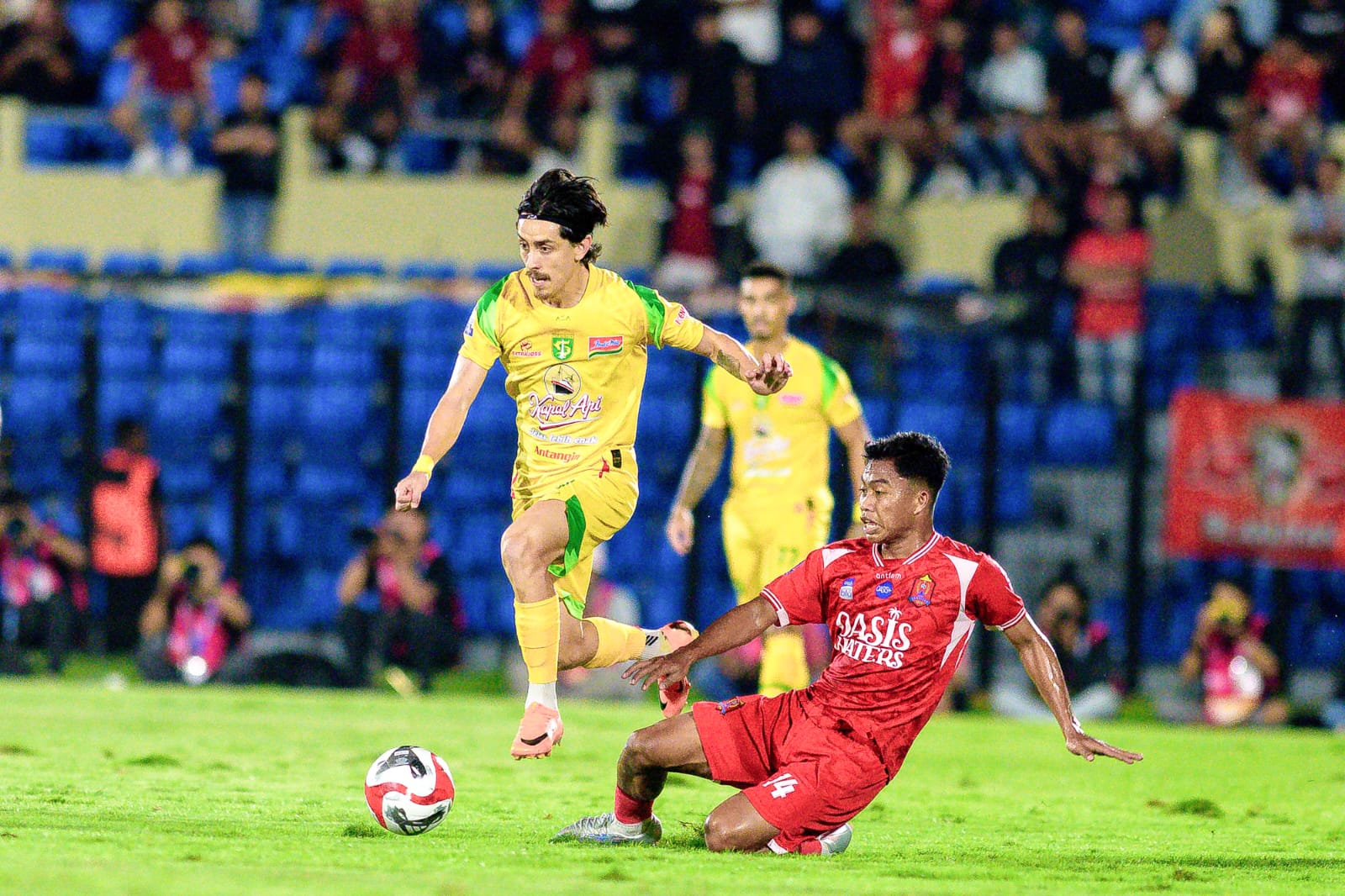 Francisco Rivera (kiri) coba lewati adangan pemain Persijap Jepara. 