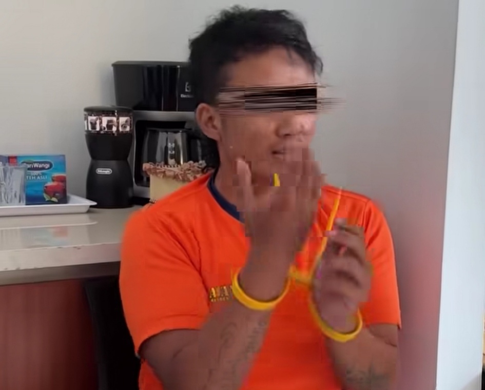 PELAKU: RA, anak yang menganiaya ibunya di Petemon, Surabaya.