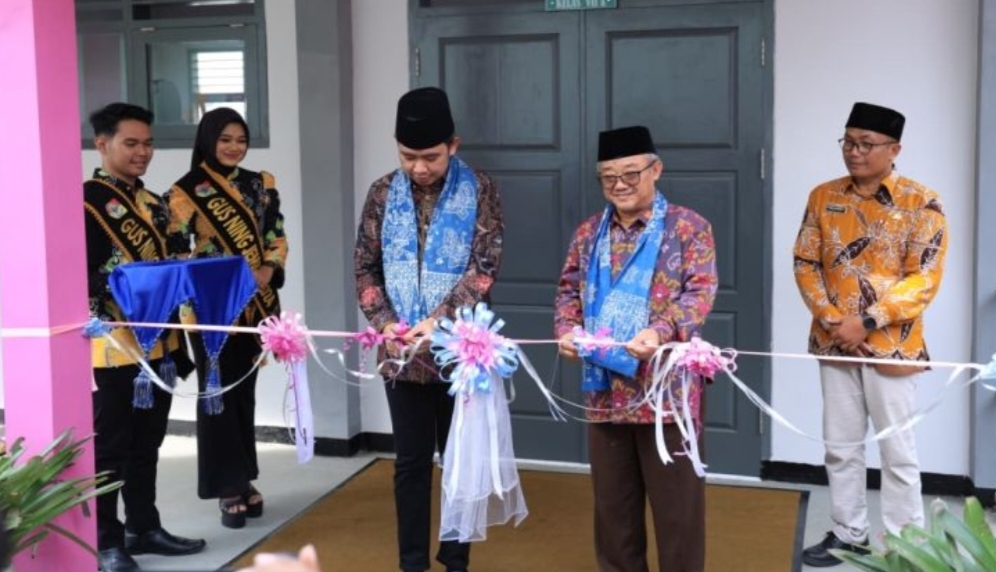 Mendikdasmen Abdul Mu'ti bersama Bupati Jember Gus Fawait memotong pita saat meresmikan revitalisasi satuan pendidikan  di SMP Negeri 1 Balung di Kabupaten Jember, Sabtu (21/2/2026). 