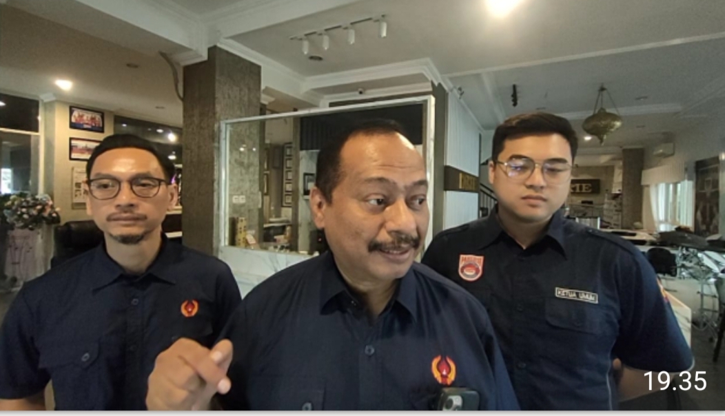 Muhammad Nabil (tengah), Ketua Pabersi Jatim Abram Nathan (kanan), dan Waka Binpres KONI Jatim Jefri Tagore. 