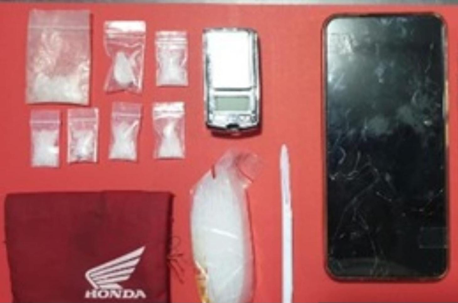 DIAMANKAN: Barang bukti sabu yang diamankan Satresnarkoba Polres Pelabuhan Tanjung Perak di Jalan Kuwukan, Surabaya.(IST/RADAR SURABAYA)  