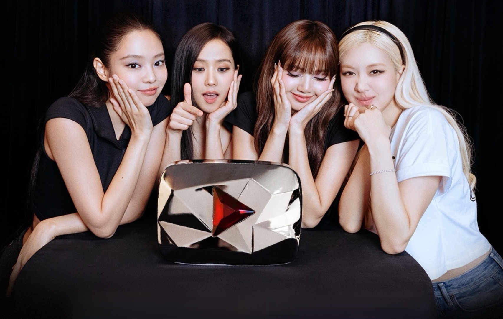 YouTube menganugerahkan Red Diamond Creator Award kepada BLACKPINK karena memiliki lebih dari 100 juta pelanggan.