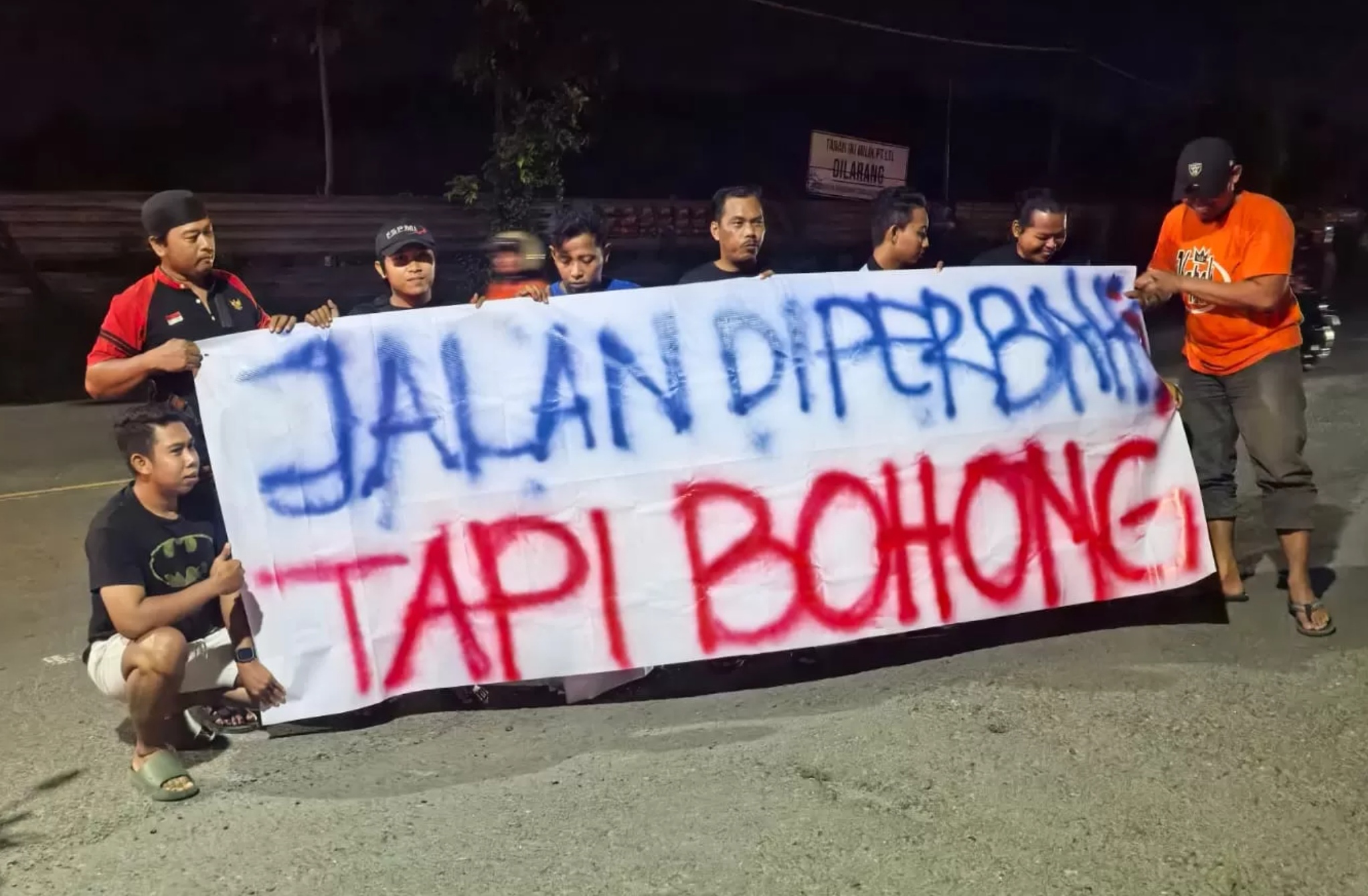 Spanduk satire yang dipasang warga Kecamatan Manyar, Gresik untuk memprotes jalan rusak.