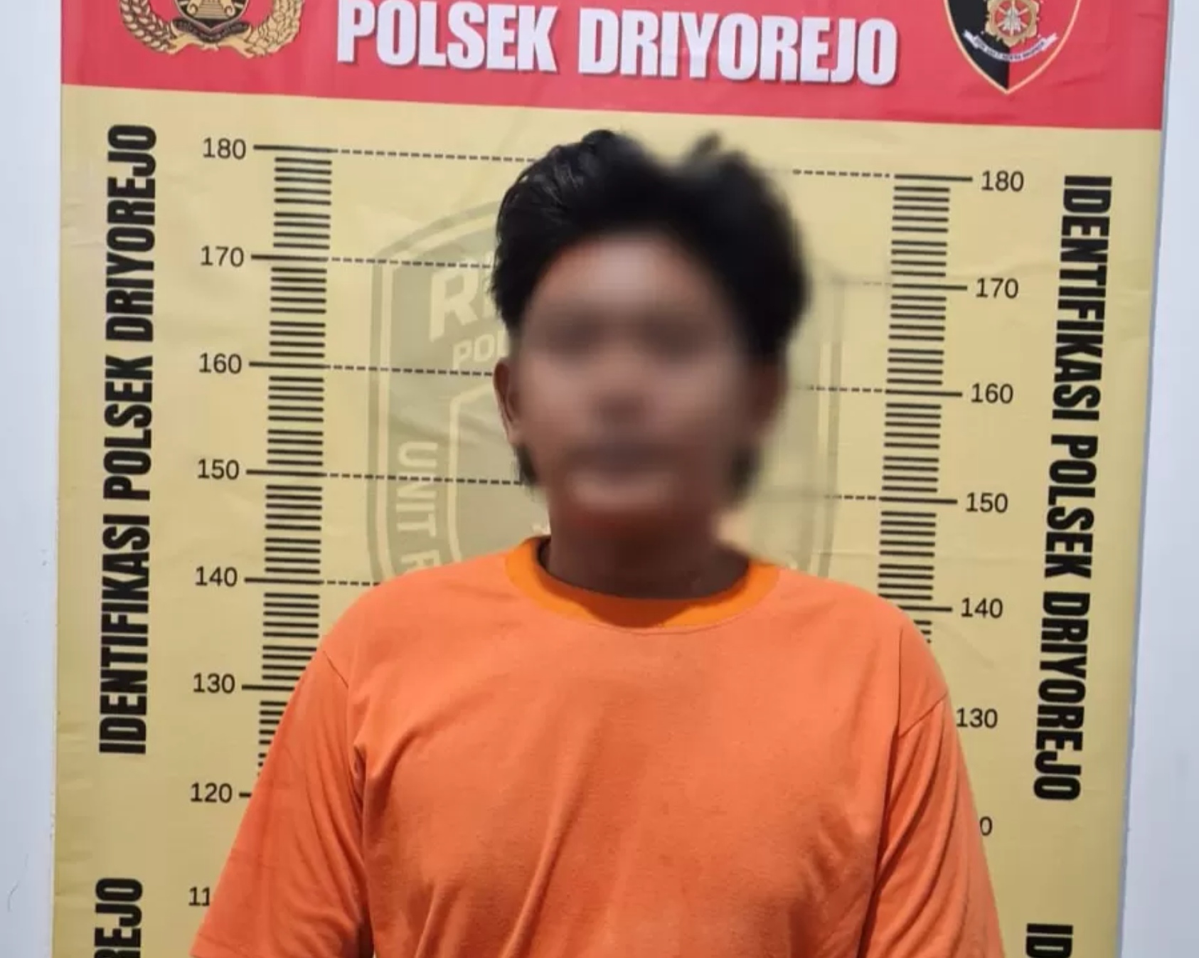 Ramadhoni, tersangka penganiayaan terhadap kekasihnya saat diamankan di Mapolsek Driyorejo, Gresik.