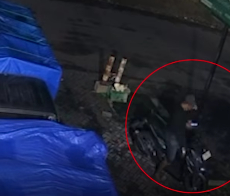 SEPI: Pelaku saat mencuri aki milik truk boks di Mulyorejo, Surabaya. Aksinya terekam CCTV.(IST/RADAR SURABAYA)  