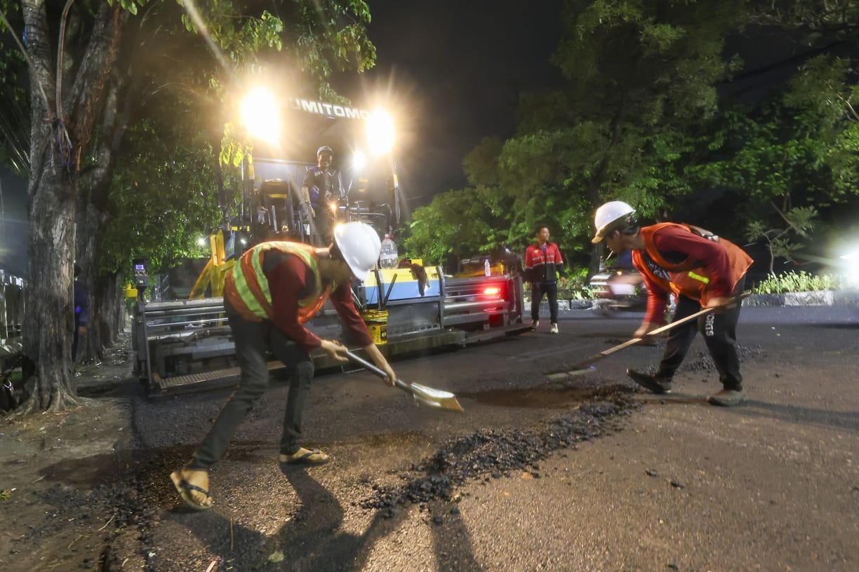 Perbaikan jalan berlubang di Surabaya saat musim hujan. (IST) 