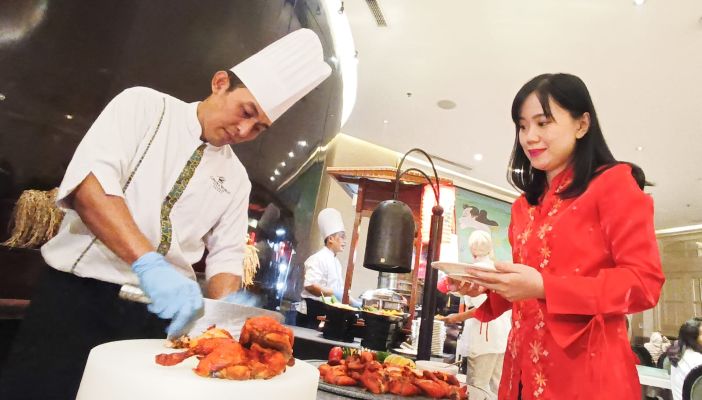 KULINER ORIENTAL: Pengunjung menikmati kreasi kuliner khas Tionghoa, yakni ayam kanton, yang disajikan dengan bumbu tambahan, serta menggunakan bahan yang segar, Minggu (22/2).