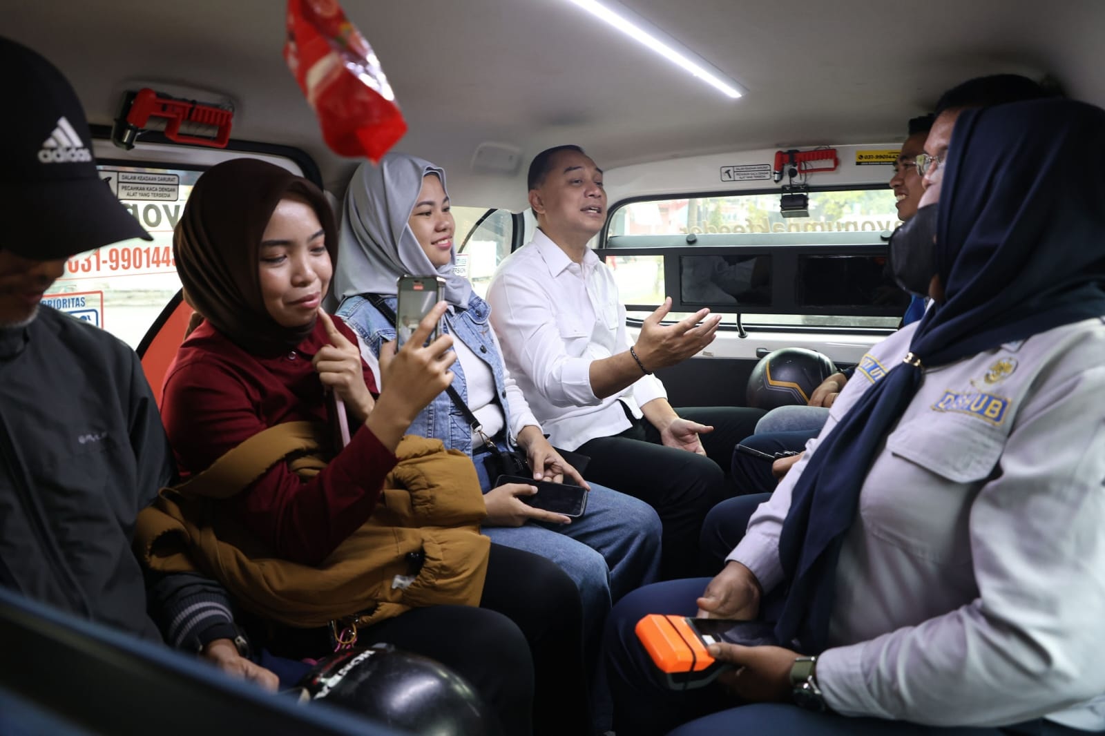 Wali Kota Surabaya Eri Cahyadi menjajal angkutan feeder Wirawiri Suroboyo. (IST)