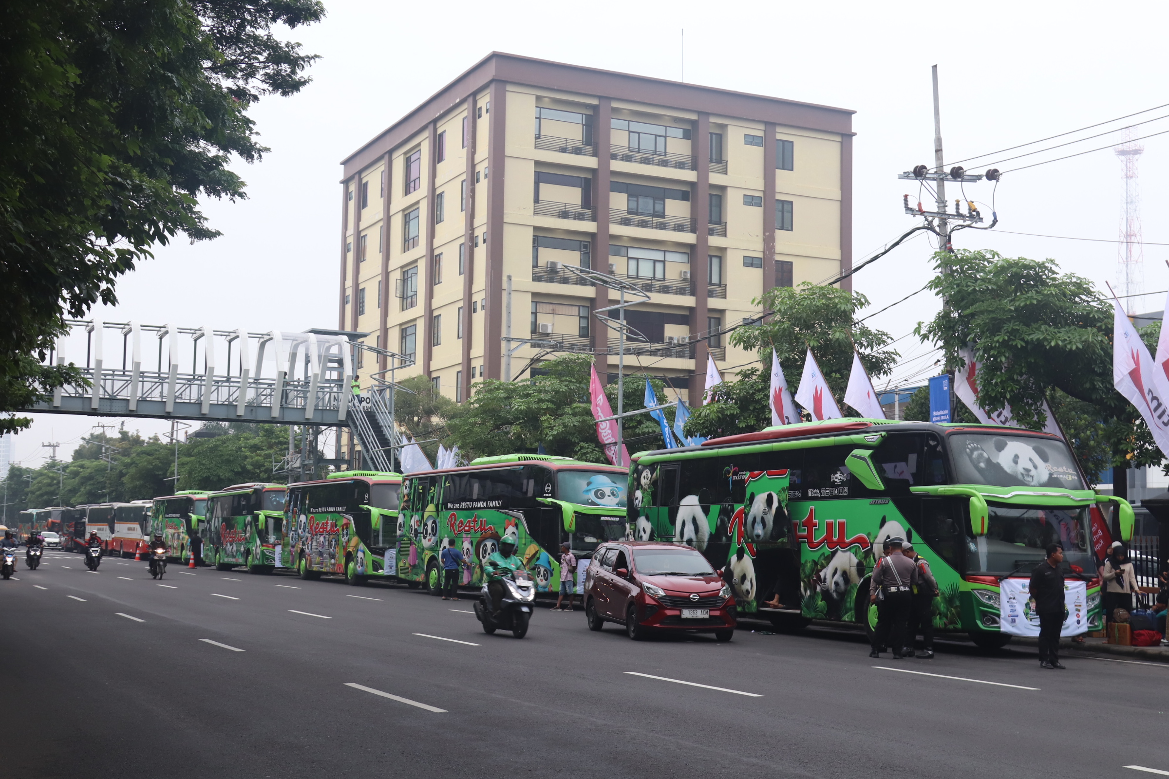 JELANG LEBARAN: Mudik Gratis Radar Surabaya tahun lalu berlangsung dengan lancar dan membuat pemudik senang. 