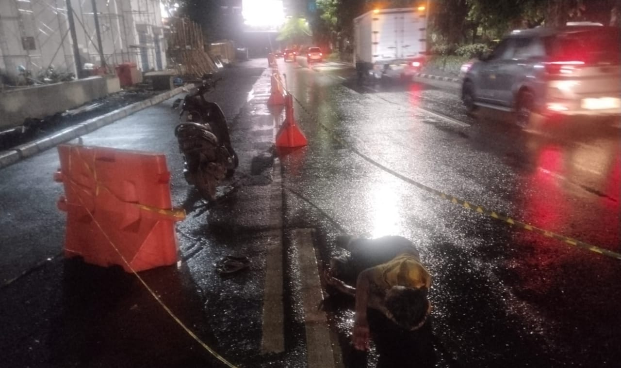 LAKA TUNGGAL : Pengendara Motor berinisial, MS, ditemukan telungkup di Jalan Ahmad Yani Surabaya setelah menabrak barier.(IST/RADAR SURABAYA)  