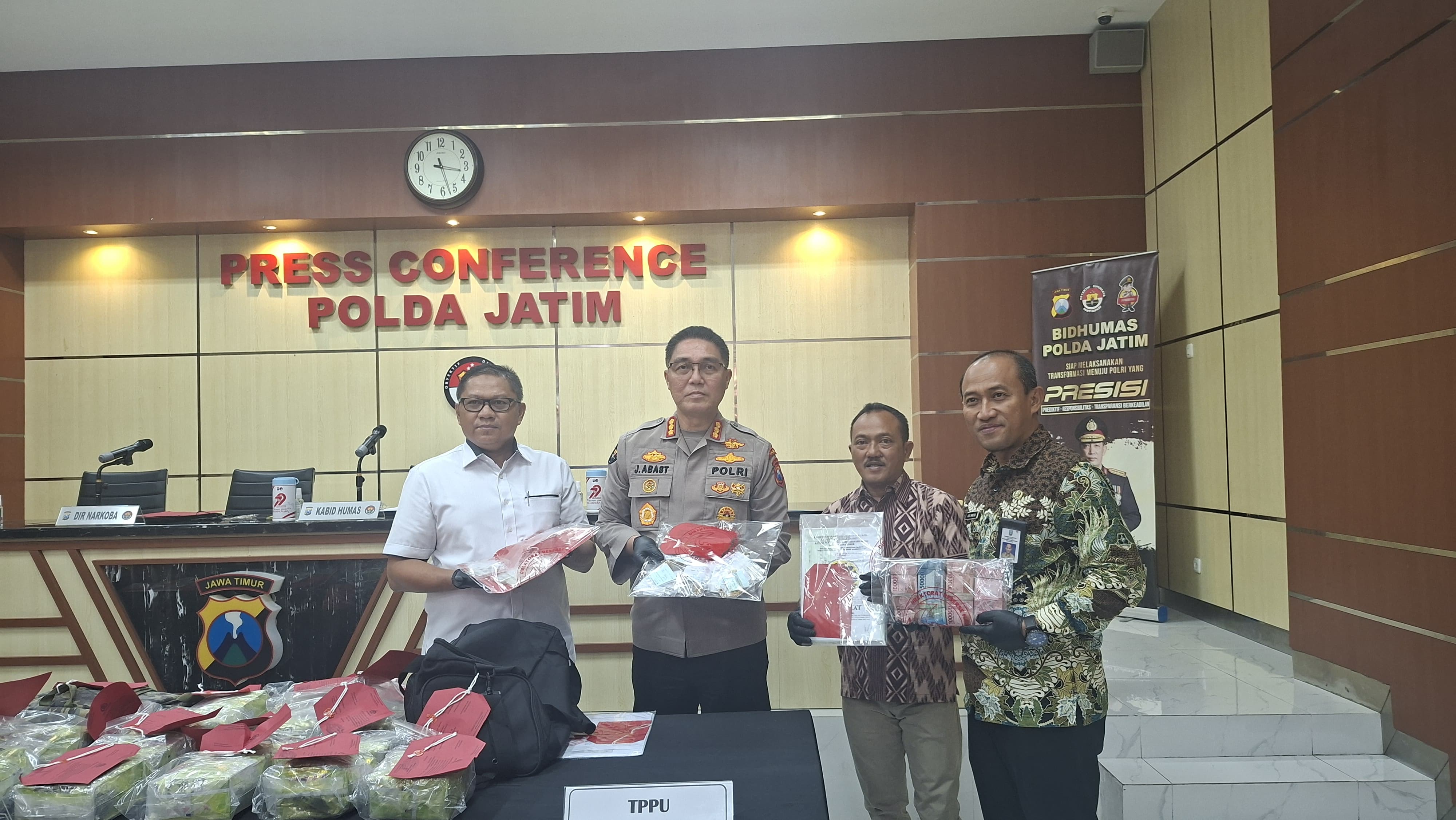 PENGUNGKAPAN: Polda Jatim berhasil mengungkap 555 kasus peredaran narkoba di wilayah Jawa Timur. (MAHRUS/RADAR SURABAYA)