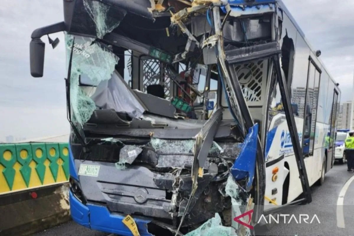Bus Transjakarta yang mengalami kecelakaan pada Senin 23 Februari 2026. (ANTARA)