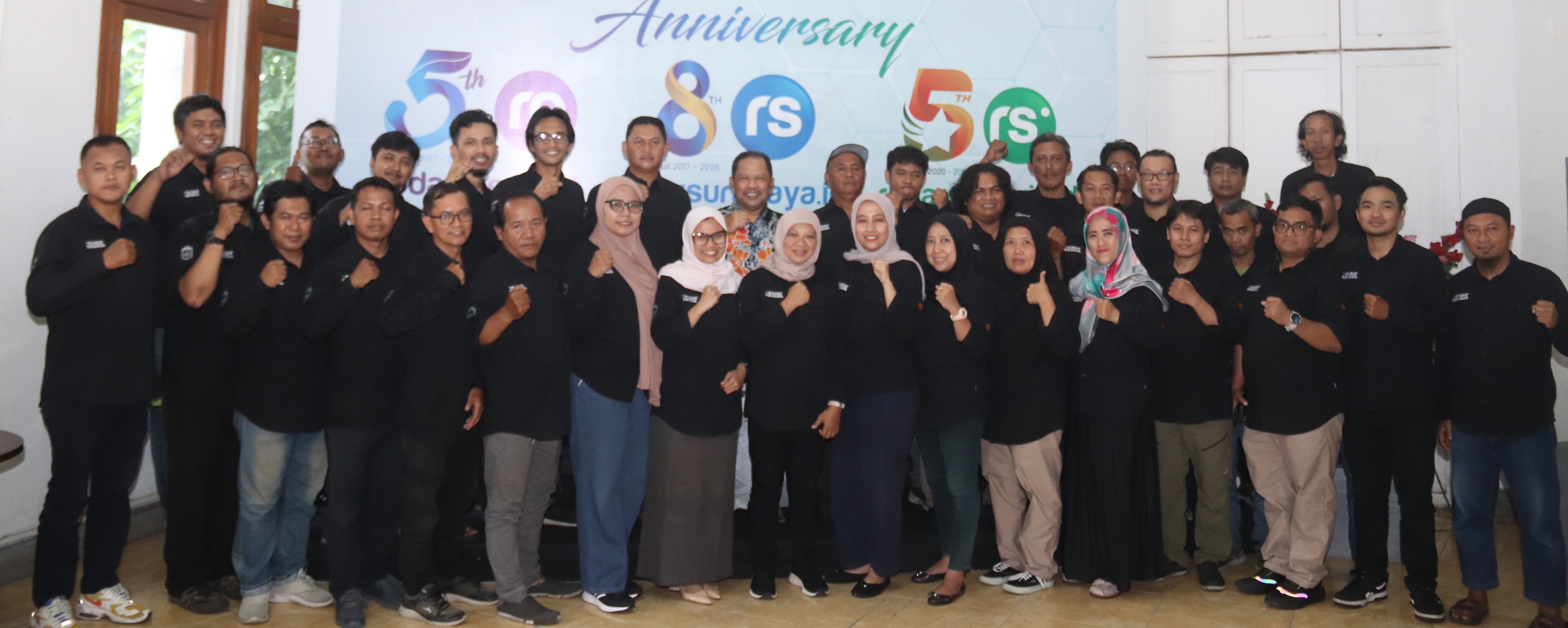 Kebersamaan manajemen, karyawan, dan wartawan Radar Surabaya, Radar Gresik, dan Radar Sidoarjo menyambut HUT ke-25 harian Radar Surabaya. (ANDY SATRIA/RADAR SURABAYA)