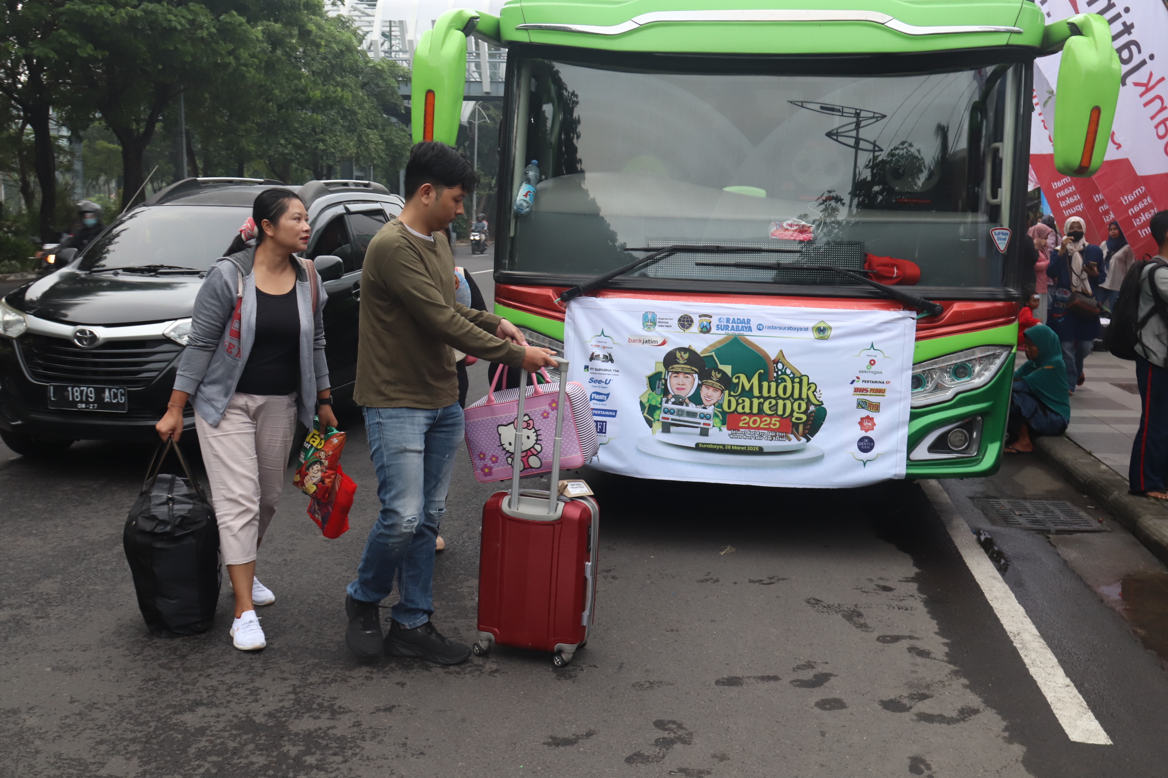 PULANG KAMPUNG: Program Mudik Gratis tahun lalu yang digelar Radar Surabaya berjalan dengan sukses.  (SURYANTO/RADAR SURABAYA)
