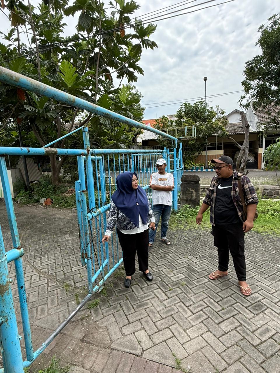 CARI SOLUSI: Wakil Ketua DPRD Kota Surabaya, Laila Mufidah didampingi Ketua RT 04/RW 05 Gunung Anyar Harapan, Nendra Yuniar Putra (kanan) meninjau akses perumahan.