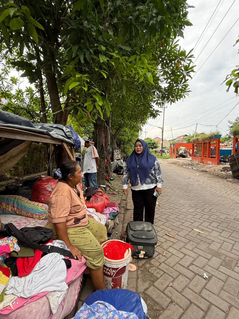 PEDULI: Wakil Ketua DPRD Kota Surabaya, Laila Mufidah meninjau gubuk sederhana beratap seadanya yang dipenuhi barang bekas di depan akses Perumahan Gunung Anyar Harapan RW 05, Kecamatan Gunung Anyar.