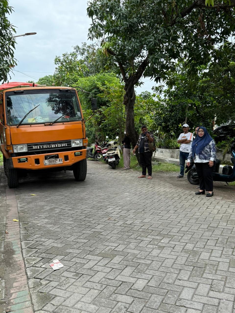 ADA TEMUAN: Wakil Ketua DPRD Surabaya, Laila Mufidah (kanan), saat meninjau TPS Rungkut Menanggal di perbatasan Gunung Anyar.