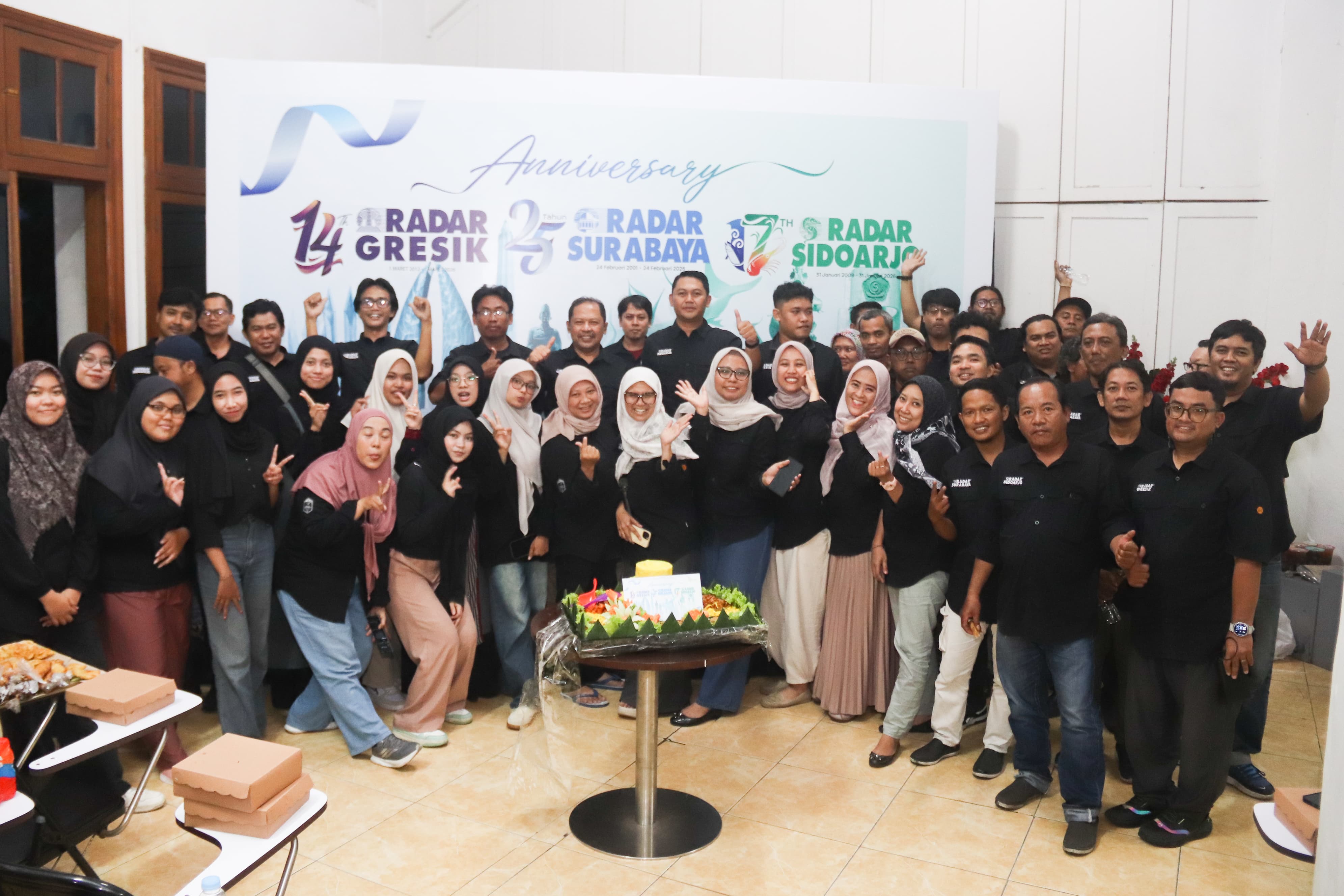 MILITAN:;Kekompakan tim redaksi, iklan dan pemasaran Radar Surabaya, Radar Sidoarjo dan Radar Gresik.