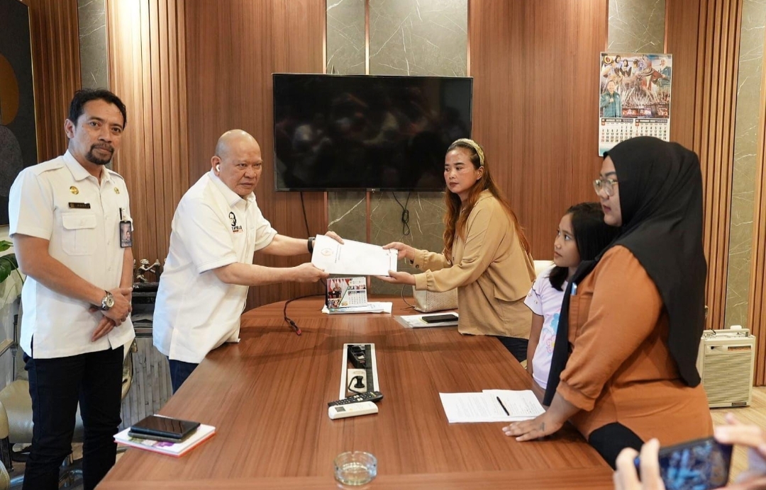Anggota DPD RI AA LaNyalla Mahmud Mattalitti menerima pengaduan Isa Krristina. 