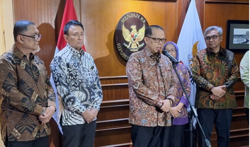  Wakil Ketua KPK Agus Joko Pramono (tengah) di Kantor Kementerian Pendayagunaan Aparatur Negara dan Reformasi Birokrasi (KemenPANRB), Jakarta, Selasa (24/2/2026).  