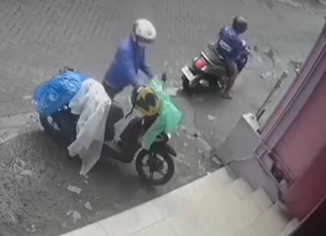 BERAKSI: Pelaku saat mencuri sepeda motor yang dikendarai pelajar SMP di Jalan Simo Hilir Utara Raya, Surabaya. (IST/RADAR SURABAYA)