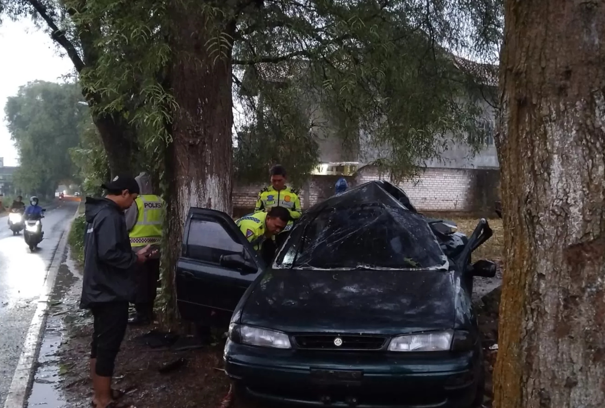 Mobil yang di tumpangi Kades Madumulyorejo, Gresik Leo Wira Hardiono ringsek usai menabrak pohon di Lamongan.
