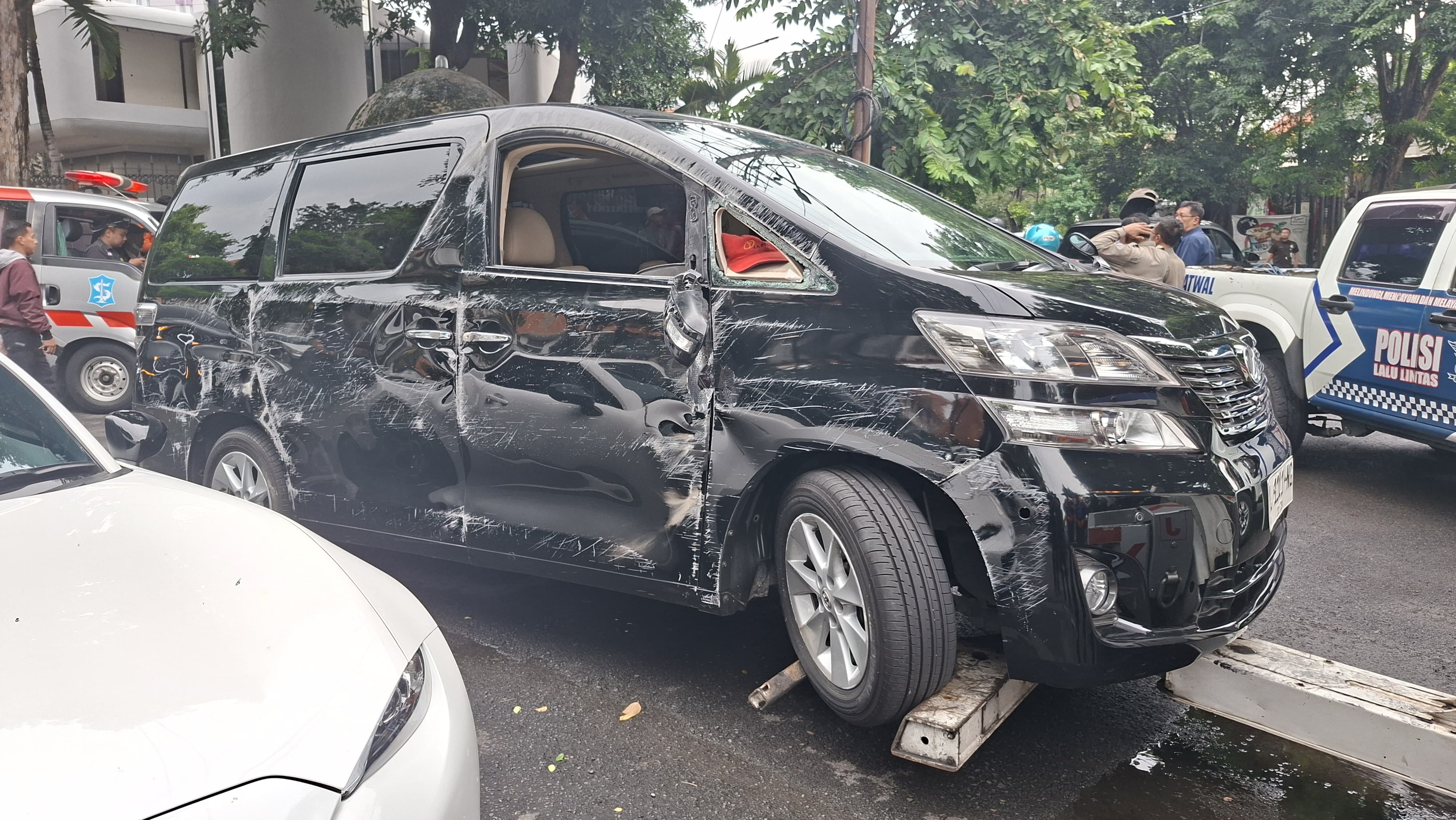RINGSEK : Barang bukti kendaraan yang terlibat laka beruntun diamankan di pinggir Jalan Darmo Surabaya, Selasa (24/2).(MAHRUS/RADAR SURABAYA)