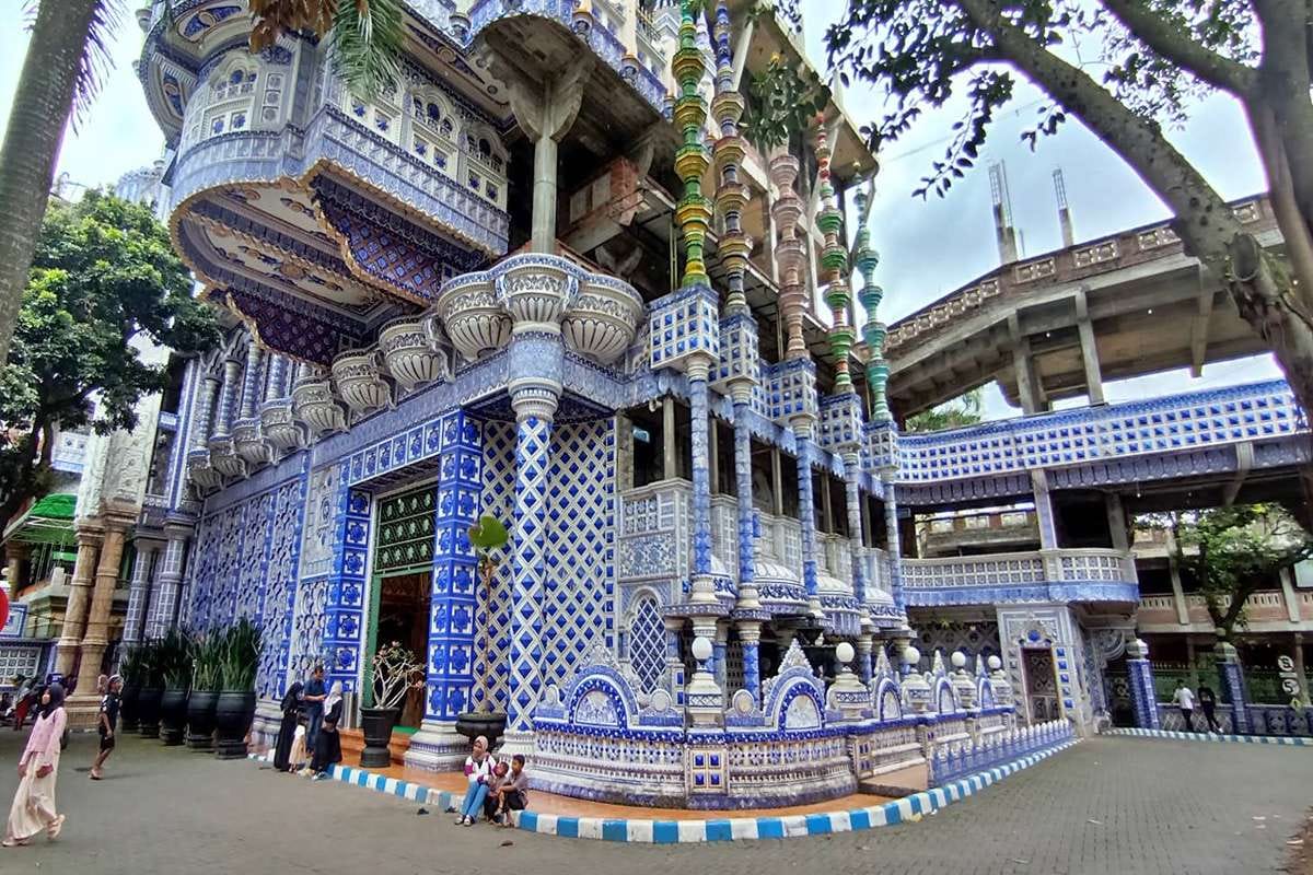 Megah : Bangunan Masjid Tiban di Desa Sananrejo, Turen, Kabupaten Malang, menjulang di tengah perkampungan dengan arsitektur unik perpaduan Timur Tengah, India, dan Tionghoa.