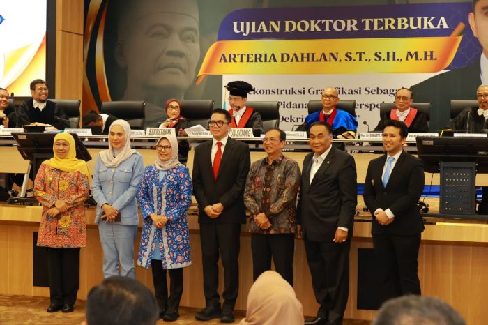 SILATURAHMI: Arteria Dahlan foto bersama para tamu kehormatan usai sidang terbuka promosi doktor di Unair Surabaya, Selasa (24/2).