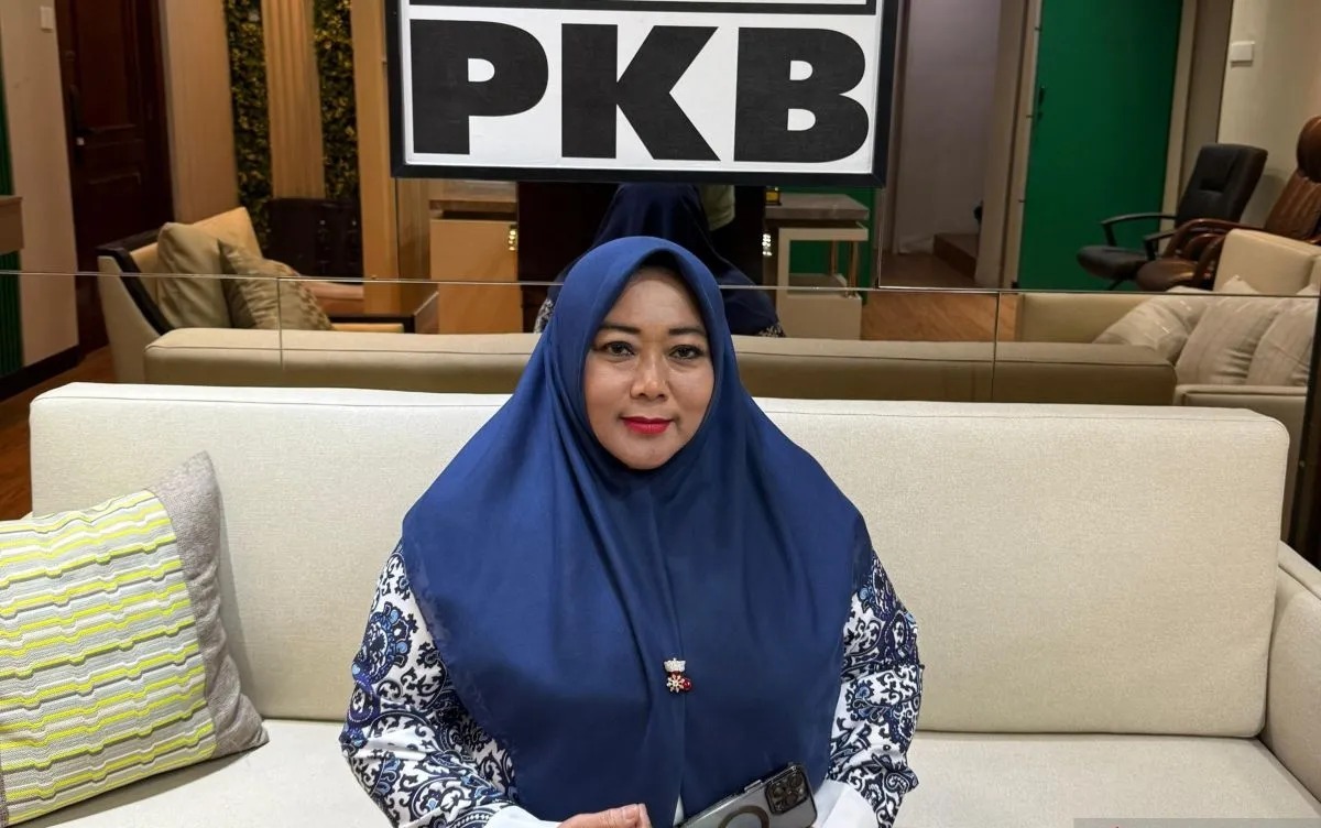 Wakil Ketua DPRD Surabaya Laila Mufidah  menyoroti kondisi TPS di kawasan Rungkut Menanggal Surabaya. (ANTARA)