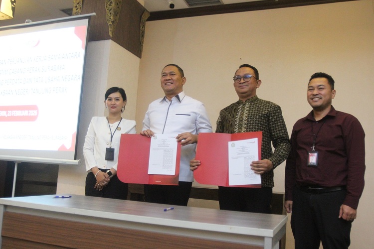 KERJA SAMA: Mutaalifin Efendhy, Kepala Capem Bank Jatim Perak (dua dari kanan) bersama Kajari Tanjung Perak Darwis Burhansyah (tiga dari kanan) dalam acara perpanjangan perjanjian kerja sama. 