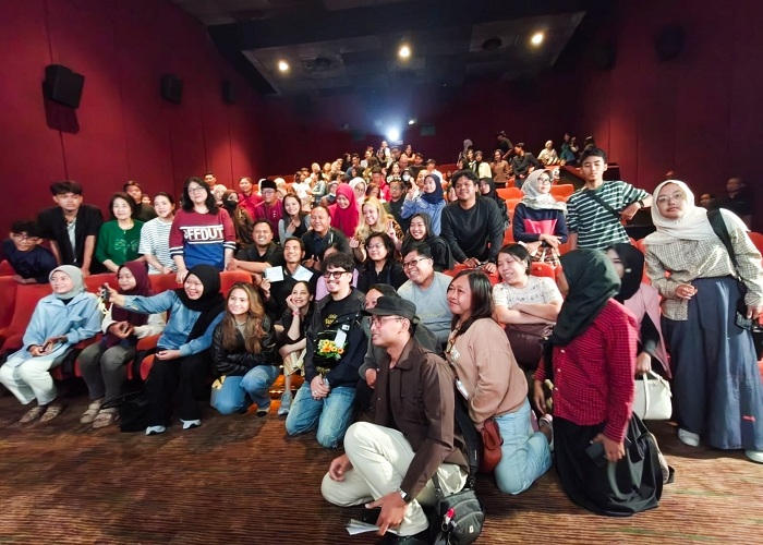 JUMPA FANS: Beberapa pemain dalam film Titip Bunda di Surga-MU (inset), menyapa para penggemar dalam Meet and Greet di XXI Tunjungan Plaza Surabaya, Sabtu (22/2) sore.  
