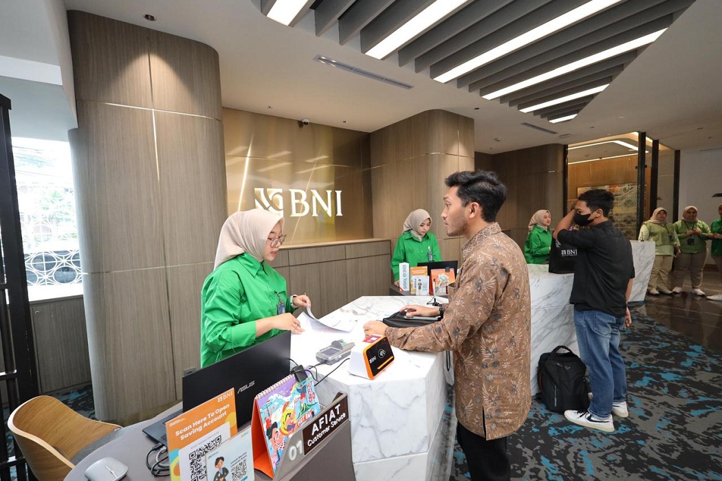 LAYANAN: Aktivitas di salah satu kantor cabang BNI.