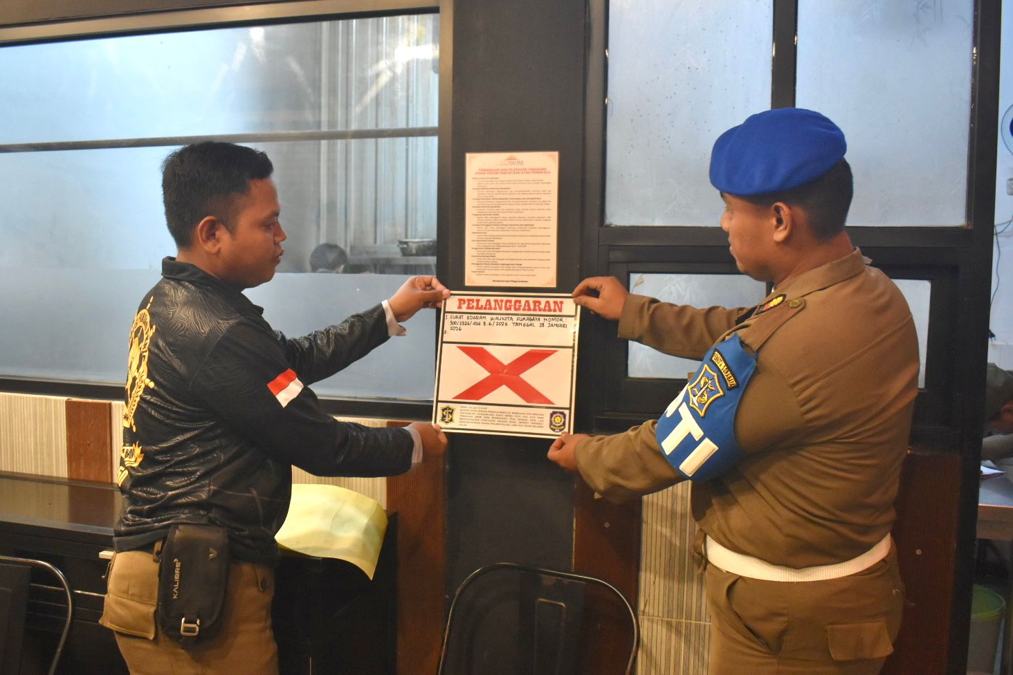 DISANKSI: Satpol PP Surabaya saat melakukan penindakan restoran yang menjual alkohol saat bulan Ramadan.