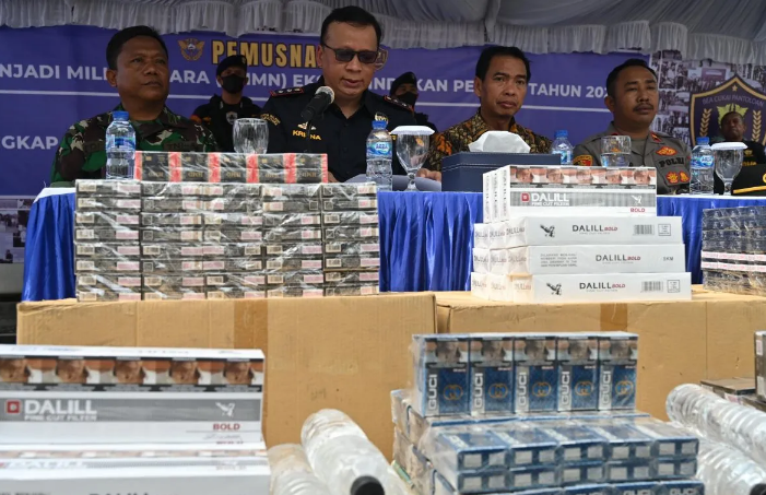 SIAP DIMUSNAHKAN: Ribuan pak rokok ilegal hasil penyitaan yang dilakukan oleh pemerintah.  