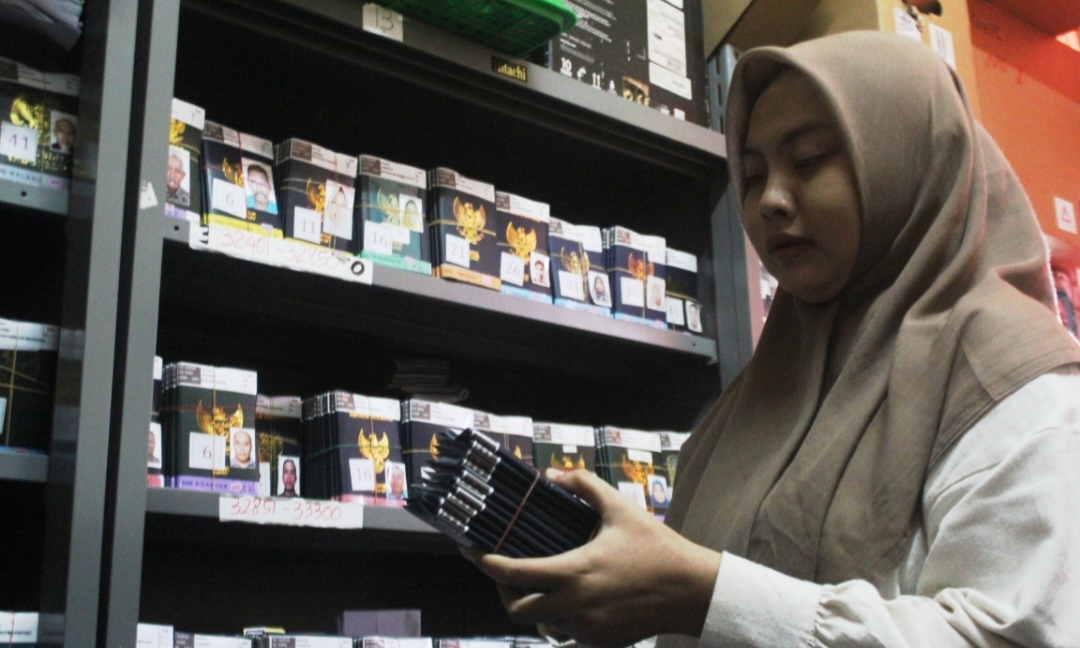 Petugas di Siskohat Embarkasi Surabaya saat melakukan penyusunan dan pengecekan paspor jemaah haji.
