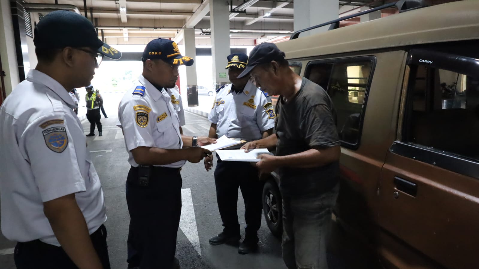 DITERTIBKAN: Dishub Surabaya memeriksa dokumen kendaraan angkot di Terminal Joyoboyo, Surabaya. (IST/RADAR SURABAYA)