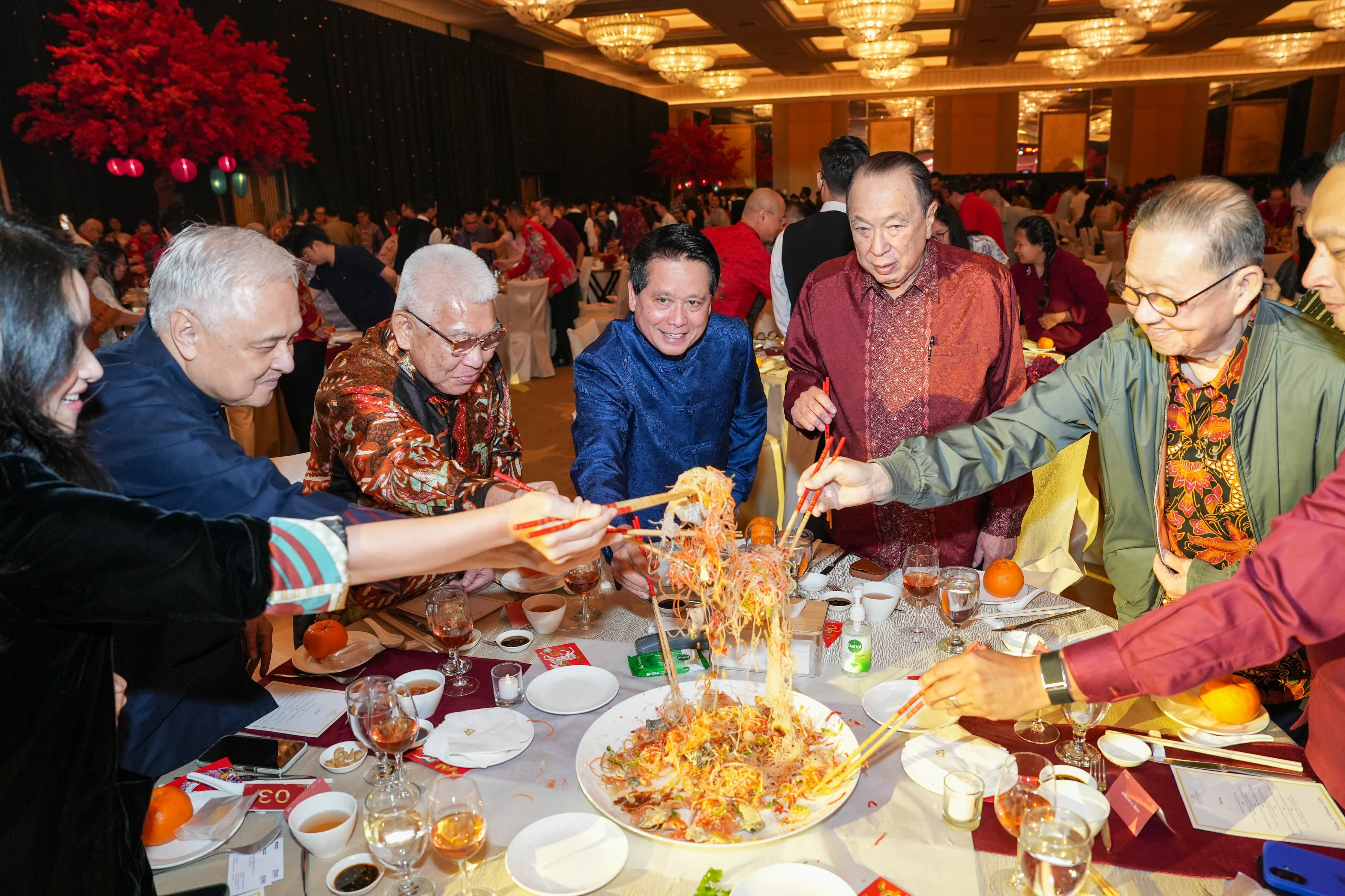 Direktur Utama BRI, Hery Gunardi merayakan imlek bersama nasabah prioritas.