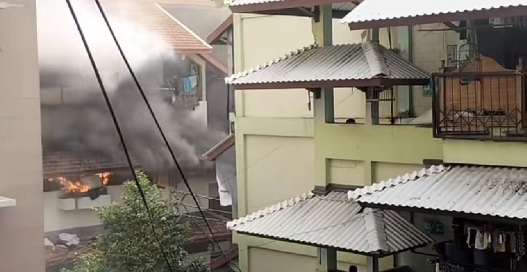 MEMBESAR : Kobaran api membakar Rusunawa Sumbo Simokerto Surabaya, Rabu sore (25/2).