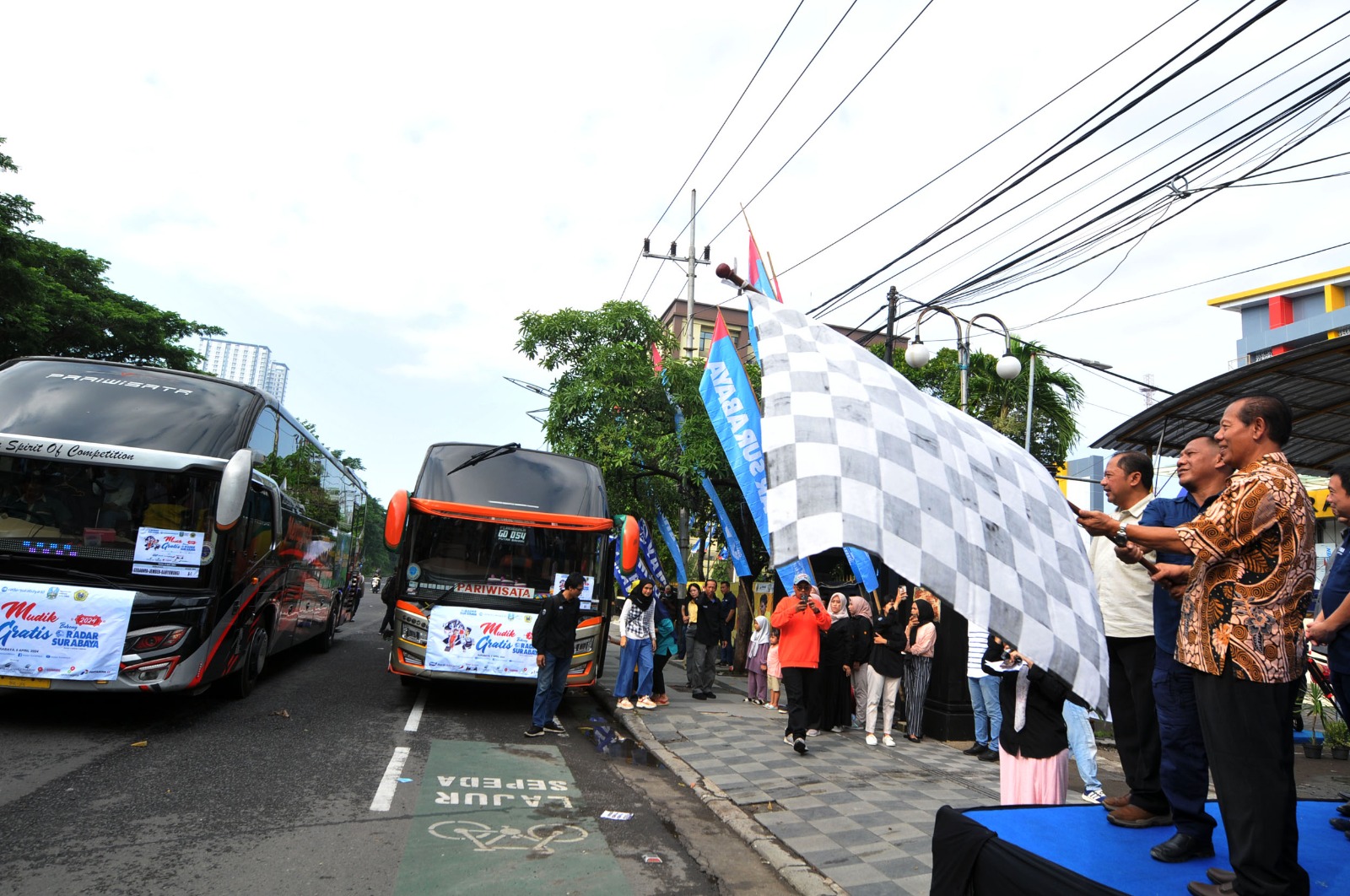 DIBERANGKATKAN: Pelaksanaan Mudik Gratis Radar Surabaya tahun 2025 berlangsung lancar.