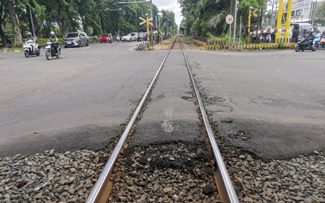 Pengaspalan perlintasan sebidang untuk keamanan pengguna jalan. 