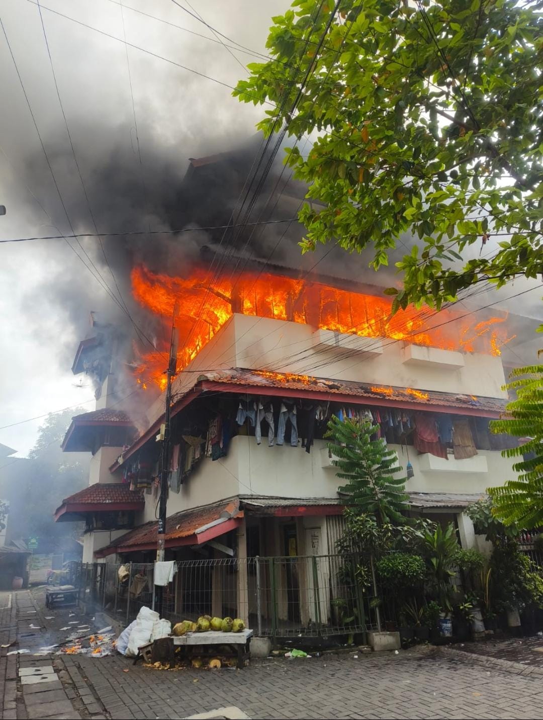 MEMBARA: Kebakaran di Rusun Sombo, Surabaya, membuat panik penghuni. Enam kamar terbakar dalam kejadian tersebut.(IST/RADAR SURABAYA)  