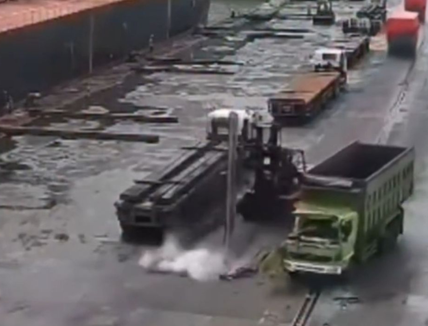 Tangkapan layar video yang menunjukkan detik-detik balok baja menimpa sopir truk di Pelabuhan Ciwandan, Banten.
