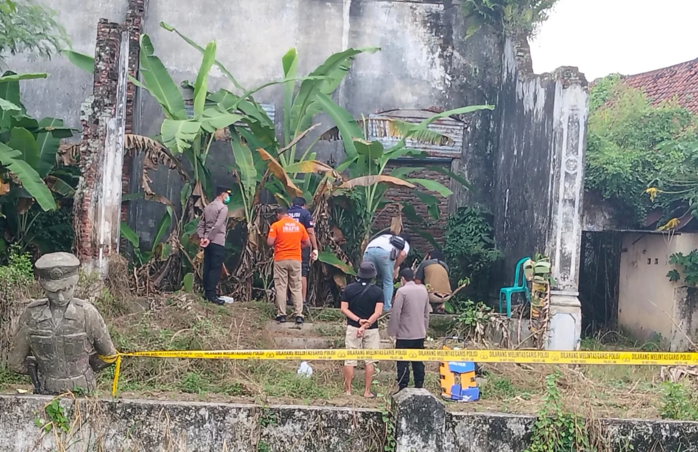 Lokasi penemuan mayat ibu dan anak yang diduga dibakar di kolam eks Aspol Jombang.