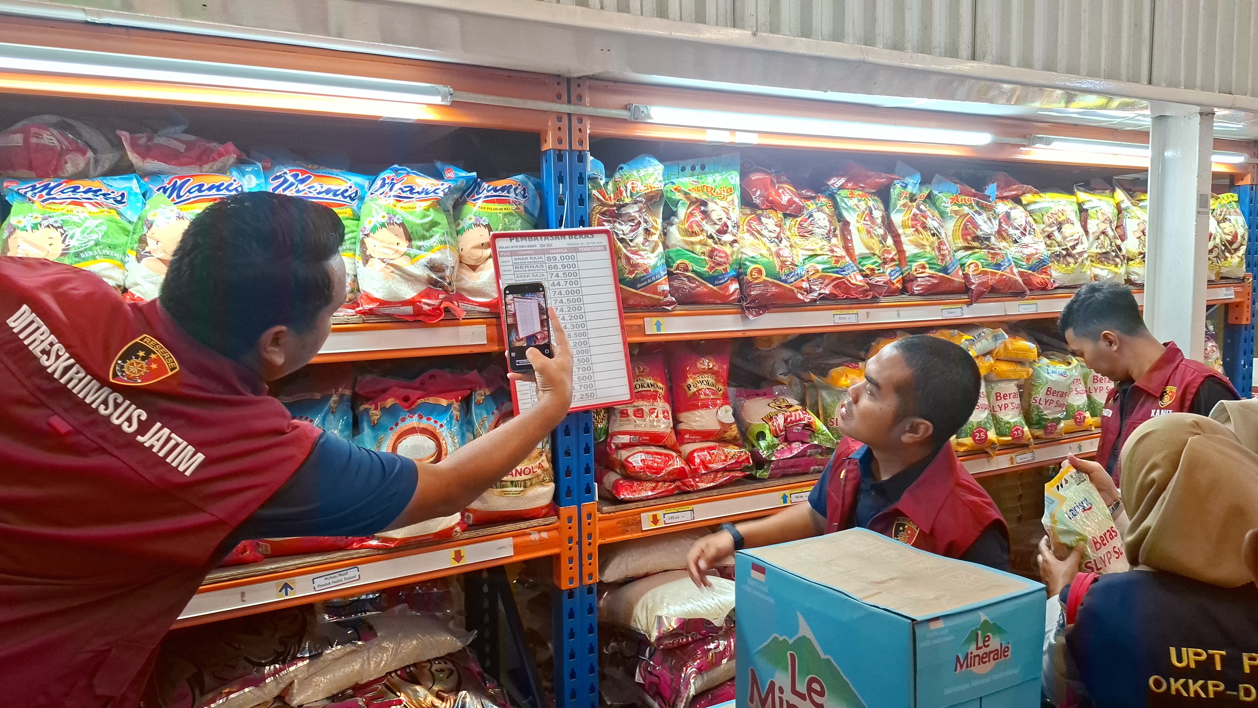 PERIKSA: Satgas Pangan Polda Jatim saat mengecek bapokting di supermarket Jalan Jemursari, Surabaya. Ini untuk mengantisipasi makanan kedaluwarsa. (MAHRUS/RADAR SURABAYA)