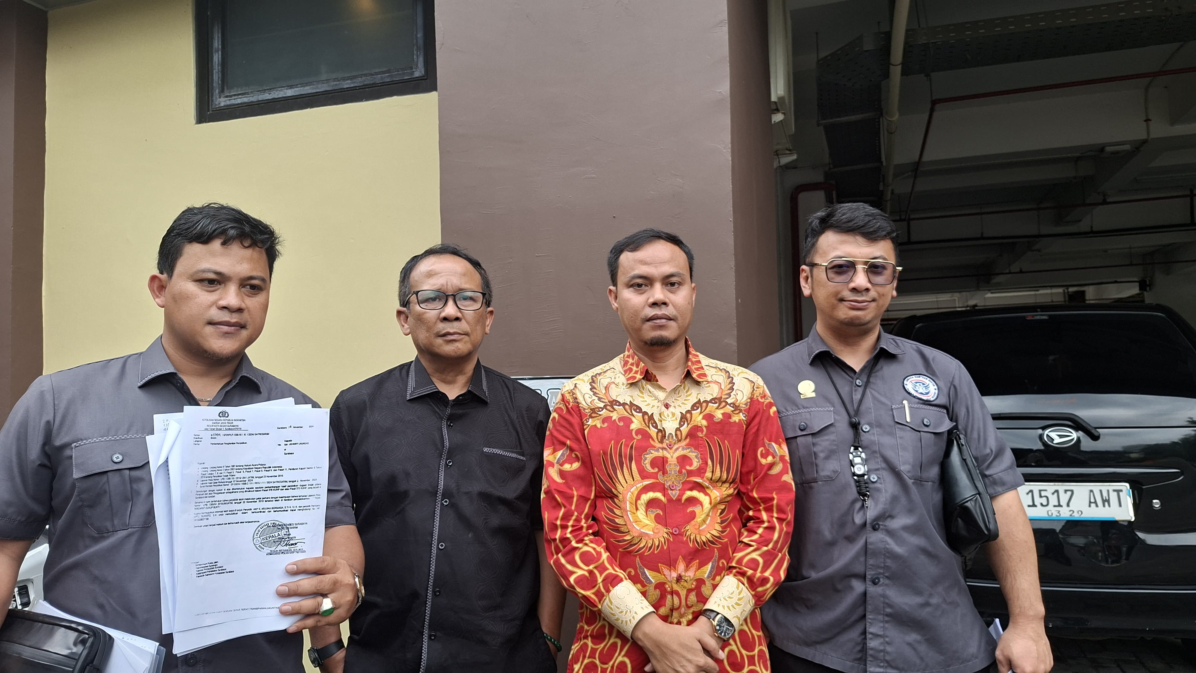 TAK TERIMA: Kuasa Hukum korban penipuan di Surabaya saat mengajukan gekar perkara khusus di Polda Jatim. (MAHRUS/RADAR SURABAYA)  