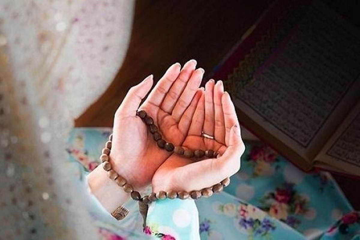 Khusyuk : Umat Muslim memperbanyak dzikir dan doa pada sepuluh hari pertama Ramadan yang dikenal sebagai fase turunnya rahmat Allah SWT.
