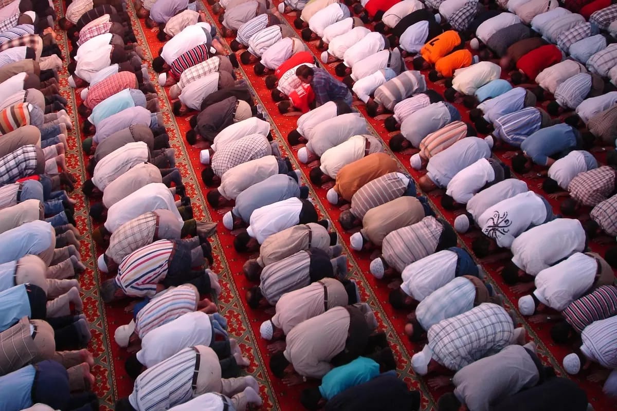  Ibadah: Sholat Berjamaah di Masjid.